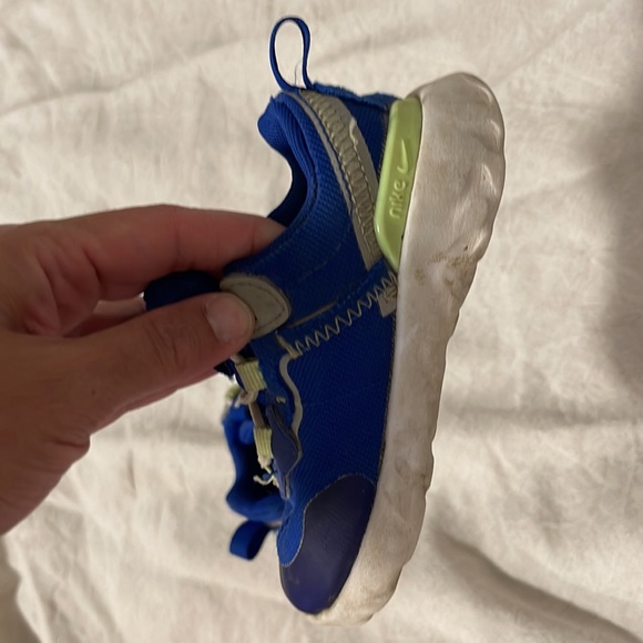 Nike toddler shoes, no laces - Picture 3 of 5